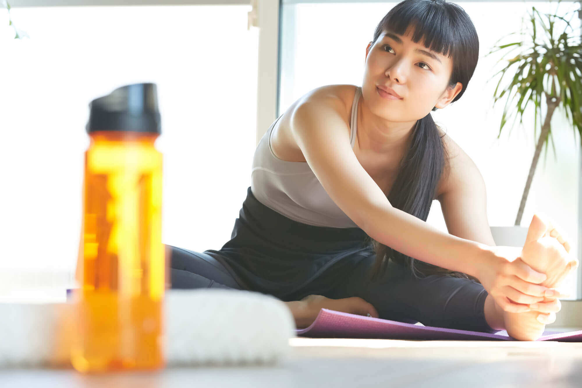 資格を仕事に！ピラティスの資格を仕事に活かそう さまざまなポーズをとって関節を動かし、普段意識して使うことのない体の深層筋を鍛えることのできるピラティス。体の歪みを改善したり、基礎代謝を向上させたりする効果があるため、若い女性を中心に支持を集めています。 日本でもピラティス専用のスタジオやスクールが増えつつあり、都内を中心に、インストラクターの需要は高まっています。ここでは、ピラティスを仕事にしたい人が資格を取得するメリットについてご紹介します。 ＜見出し＞ ピラティスを継続することで期待できる5つの効果 体に負担をかけず、呼吸とストレッチを組み合わせてインナーマッスルを鍛えるピラティスは、さまざまな健康効果が期待できます。継続してピラティスに取り組むことで得られる効果を、具体的に見ていきましょう。 ＜小見出し＞ 1　姿勢を整え、猫背を解消する デスクワークで長時間パソコンに向かっていると、知らず知らずのうちに姿勢が悪くなってしまうもの。ピラティスを続けることで、おなかの深層にある筋肉が鍛えられ、体幹が強くなります。これによって、体を中心から支える力が向上し、姿勢が良くなり猫背解消につながります。 ＜小見出し＞ 2　太りにくい体づくり インナーマッスルを鍛えることで、基礎代謝がアップします。基礎代謝とは、内臓を動かしたり体温を維持したりといった生命活動のために使われるエネルギーのこと。基礎代謝が上がると、摂取したエネルギーを消費しやすくなるため、太りにくい体を作り上げる効果が期待できます。 ＜小見出し＞ 3　歪みの解消、バランスの取れた体づくり 通常の筋力トレーニングでは、利き腕の筋肉が鍛えられすぎてしまうといったことが起こりがちです。しかし、ピラティスでは、全身の筋肉をバランス良く動かしてポーズをとるため、体の左右の筋肉量の違いや歪みを解消し、バランスの取れた体を作り上げることができます。 ＜小見出し＞ 4　肩こり、腰痛の緩和 ピラティスを行うと血行が促進され、老廃物が流れます。これにより、首・肩のこりの改善が期待できます。また、骨盤の歪みが解消されることで、筋肉の緊張から生じる腰痛が次第に緩和されていきます。 ピラティスは、リハビリを目的に発展してきたエクササイズであり、腰痛がひどい人でも取り組めるのが魅力。補助器具を使用することで、無理なくポーズをとることができます。 ＜小見出し＞ 5　関節がやわらかくなる ピラティスは全身を使うエクササイズであり、継続することで、関節をやわらかくする効果が期待できます。関節がやわらかくなる＝体がやわらかくなることであり、これによって血流の改善や内臓への負担の減少にもつながります。 ＜見出し＞ ピラティスを仕事にするには？ 趣味として人気の高いピラティスですが、知識やスキルを身に付けることで、仕事にすることも可能です。では、ピラティスのスキルを活かした仕事には、どのようなものがあるのでしょうか？ ・インストラクターとしてスタジオに勤務する ピラティスの知識やスキルを活かした仕事として、まずはスポーツジムやフィットネススタジオなどで、ピラティスのインストラクターとして活躍することが挙げられます。おもな仕事は、生徒に対して、安全かつ効果的にピラティスの指導をすること。45分から60分程度のグループレッスンの形をとるケースが多く、目的や対象、難度に応じてレッスンプログラムを作成します。 ・スクールの講師としてインストラクターを育成する ピラティスのインストラクターを養成するスクールで、講師として活躍することもできます。よりレベルの高いインストラクターを目指す生徒に対し、基礎知識や専門知識、ポーズのとり方など、スキルアップにつながる指導を行っていきます。 ジムで指導する生徒よりもレベルの高い人材が集まるため、スクール講師には、ピラティスに関する幅広い知識とスキルが要求されます。 ・独立開業する 自宅やビルの一室で、ピラティス教室を開業することもできます。自分の都合に合わせてスケジュールやカリキュラムを組めるのが魅力であり、人気講師になれば大きく稼げる可能性も高いでしょう。 ＜見出し＞ 仕事に活かせるピラティスの資格 日常生活はもちろん、さまざまな仕事でも活用できるピラティスの知識。独学で学ぶのもいいですが、本やネットだけでは、知識を体系的に学ぶことは難しいでしょう。とはいえ、スクールに通う時間はないという方におすすめしたいのが、通信講座による学習です。 SARAのピラティス講座は、1日30分・半年間の学習で修了できるよう、カリキュラムが組まれています。オリジナルの教材は、初心者にもわかりやすい内容になっているため、安心して学習することができます。「急いで知識を身に付けたい」という方には、最短2ヵ月で資格取得が目指せるコースも用意しています。講座修了後、試験に合格すれば「ピラティスセラピーアドバイザー」「ピラティスエクササイズインストラクター」の2つの資格を取得することが可能です。 ピラティス講座では、ピラティスの目的や呼吸法を学ぶことから始まり、具体的なポーズのとり方を段階的に学習していきます。講座を修了するころには、ピラティスの知識やスキルを、ビジネスや日常生活に役立てることができるようになっているでしょう。 ＜見出し＞ ピラティスを学んでキャリアアップしよう ピラティスの資格を取得することで、インストラクターやスクール講師、独立開業など、さまざまなキャリアの道が開けます。健康意識が高まる日本では、今後もピラティスの需要は高いと見込まれます。 ピラティスを仕事にすることに興味がある人は、資格取得にチャレンジして、キャリアアップを目指してみてはいかがでしょうか。