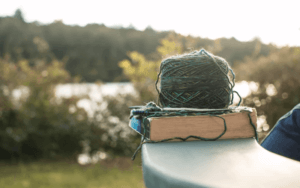 自宅以外で編み物をしやすい場所はどこ？必要な物は？