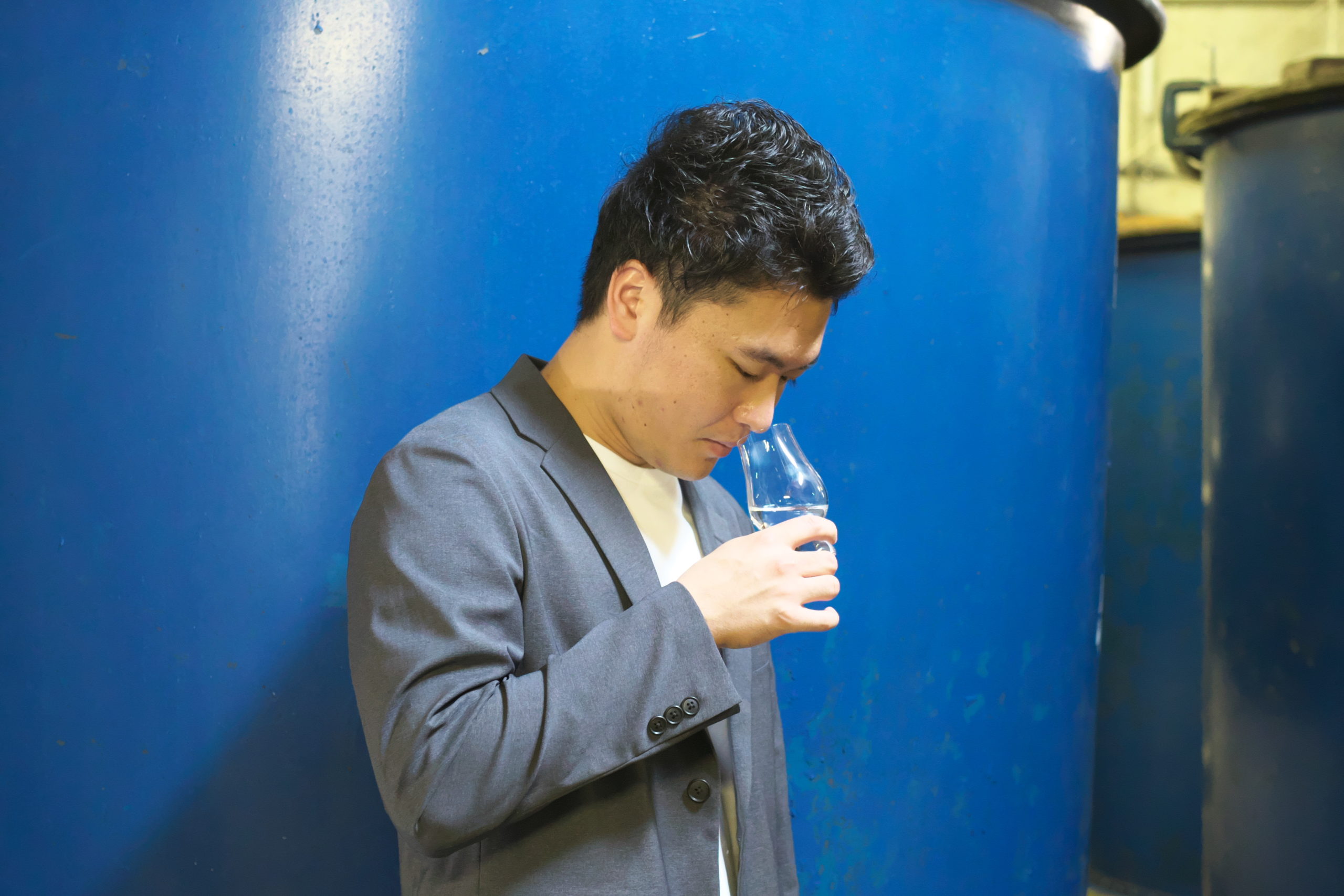 高級焼酎ブランド”SHOCHU X”のBrand Owner。自称「焼酎野郎」と名乗るほどの大の焼酎好き。暇さえあれば蔵元へ勉強しに行ったり、若者向けの焼酎イベントを行うなどの普及活動にも力を入れている。
