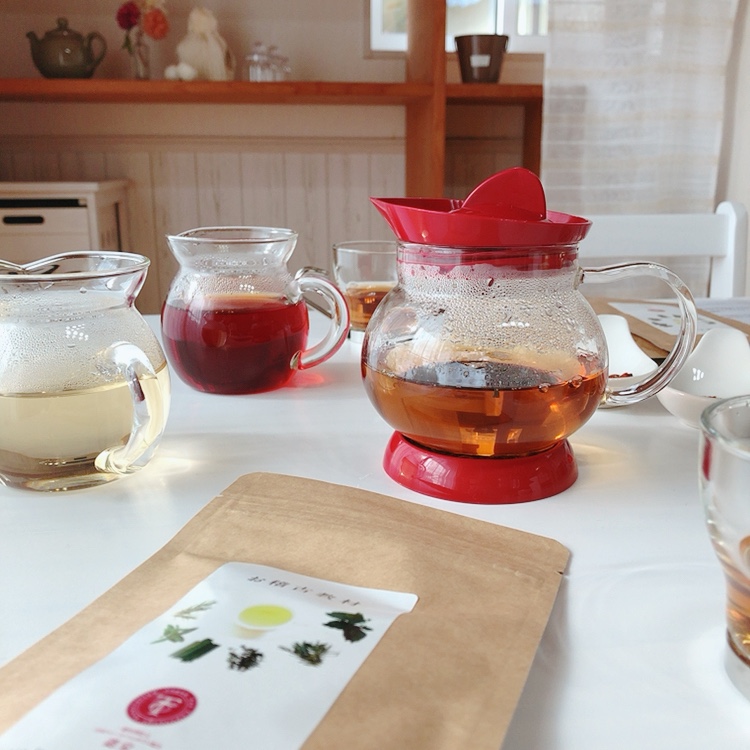 ティーコンシェルジュ。紅茶が好きから始まり美味しいと感じながらいただくのはもちろん、ただ美味しいだけでなく心や体を癒したりと紅茶やハーブティーの良さをお伝えしたくて日本ティーコンシェルジュ協会つくば校を開校しました。お稽古教室の他、ティー講座お茶会も開催しています。<br />
インスタグラムやラインブログで日々心や体が喜ぶティータイムを投稿。「紅茶のけいこ」で現在インスタフォロワー5万人。「紅茶に関する部分の監修」
