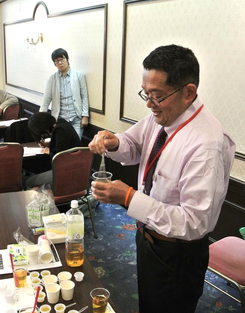 特別養護老人ホーム厨房にて介護食の調理及び調理指導を手がける傍ら、兵庫県尼崎市で「尼崎食支援研究会」を運営。<br />
在宅での介護者や医療介護従事者等を対象に「介護食」のセミナー・調理実習を行っている。<br />
介護食の必要性を痛感して周知普及に取り組んでいる。