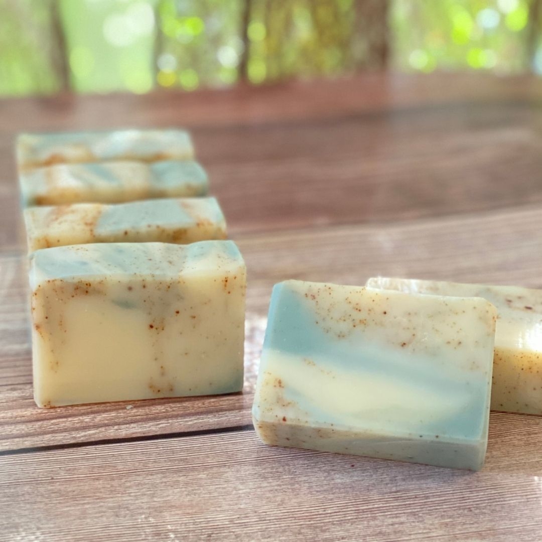 しっとりとした使用感と自分好みのレシピや香り、デザインで作れる手作り石けんの虜になり、大阪府守口市のサロン内で石けん教室を開講するなどして活動しています。<br />
趣味としての石けん作りはもちろん手に職をつけ活躍したい方を応援します！