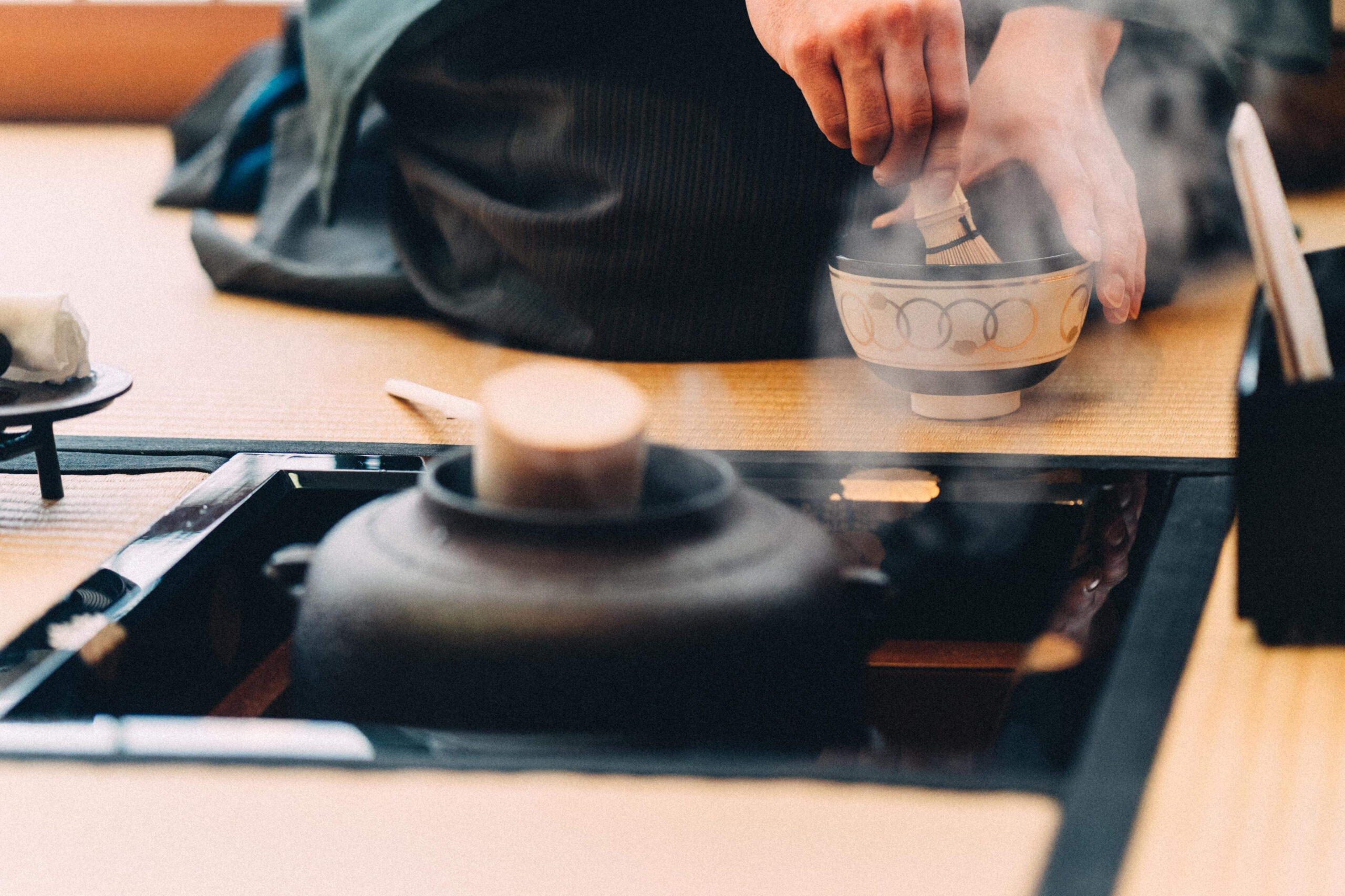 1997年生まれ。裏千家での茶歴は15年を超え、現在は株式会社TeaRoom代表取締役を務める。2020年9月には裏千家より茶名を拝命。門川京都市長より日本代表/Mr.TEAに任命されるなど、「茶の湯文化× 日本茶産業」の切り口で活動中。米UC DavisGlobal Tea Initiative最年少登壇の実績も持つ。