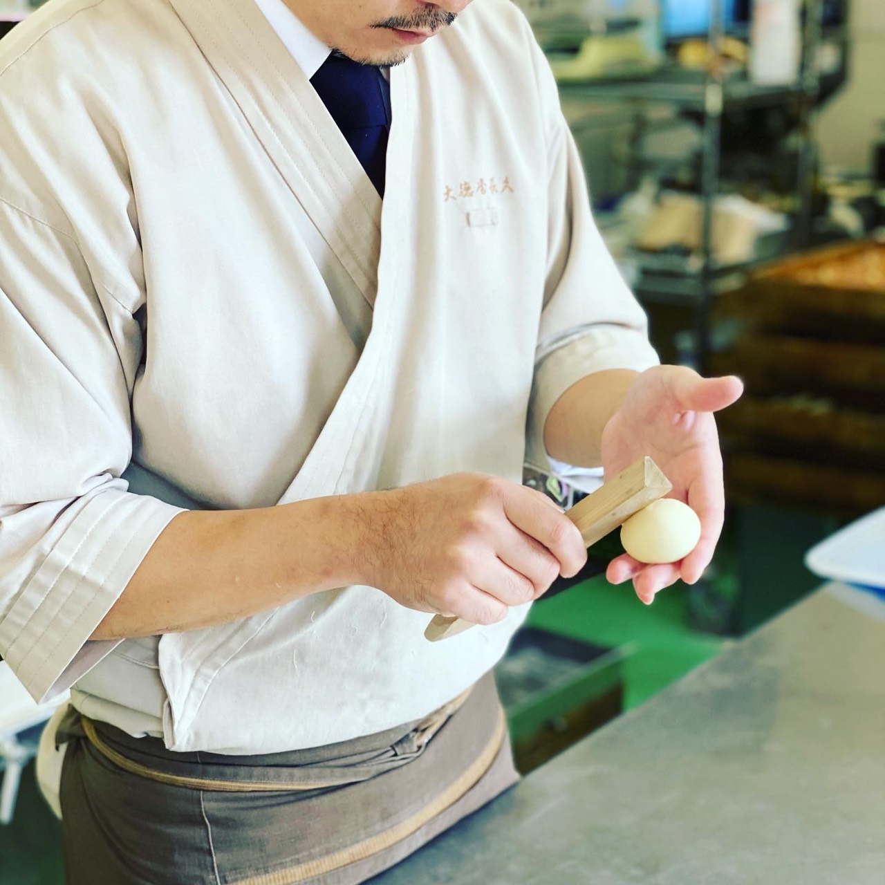 和菓子職人歴は10年以上。自社の直営店を5店舗運営。<br />
和菓子職人、経営者としての仕事の傍ら、製菓専門学校の非常勤講師も務める。また、数多くのブランドの立ち上げや商品開発に携わり、数多くのテレビやラジオ番組にも出演。<br />
<br />
Instagram　@hisatsugu_take<br />
YouTubeチャンネル　「和菓子人　竹口久嗣　～遊菓～」
