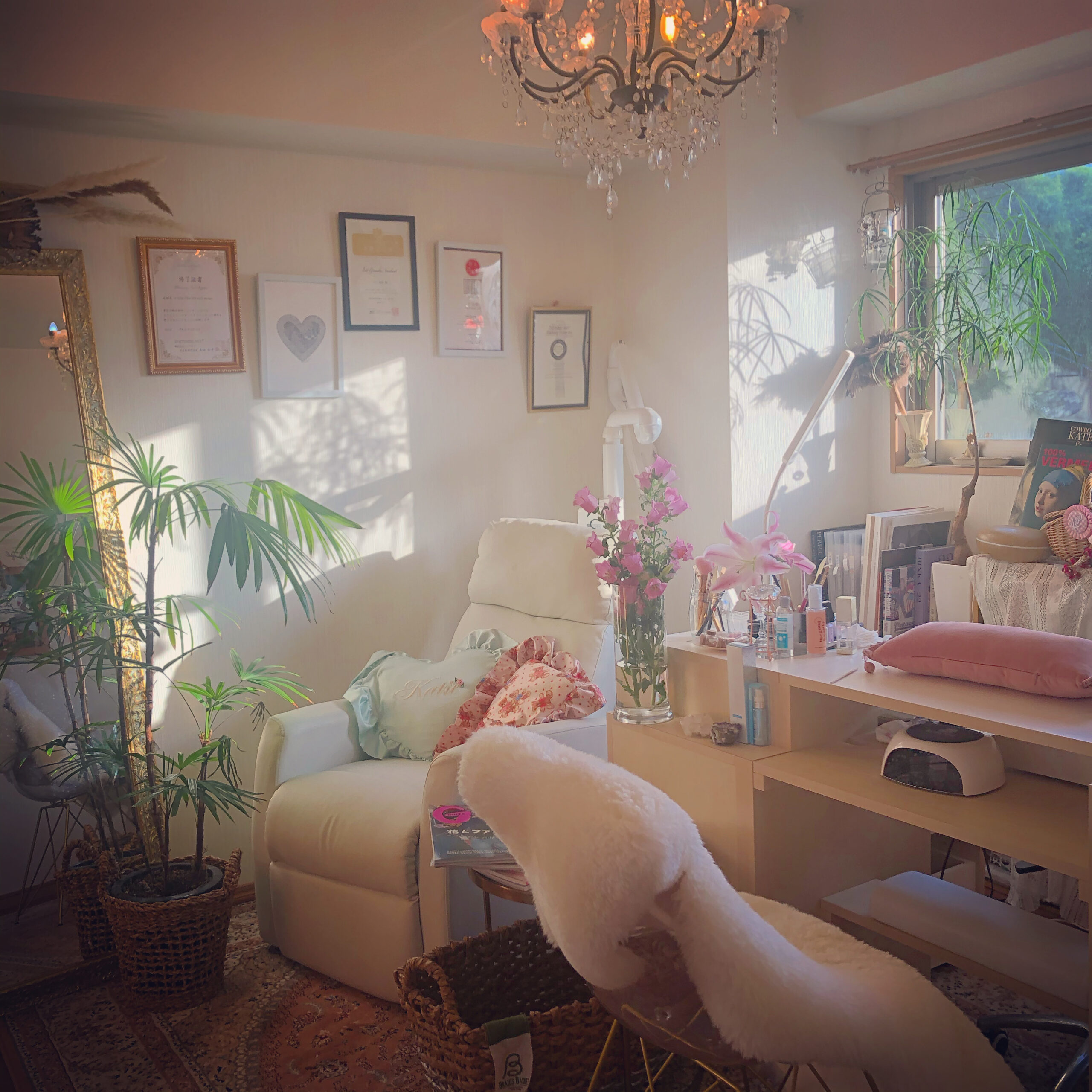 pritate salon『FANCTIQUES nail design』<br />
owner ネイリスト。<br />
外資系美容部員からネイリストへ転身。ファッションへの熱い想いがあり、fashionからインスパイアされた独自のネイルデザインが多くの女性の共感を得ている。nail × fashionのコンセプトを元に、ネイル施術と共にファッションアドバイスも提供している。