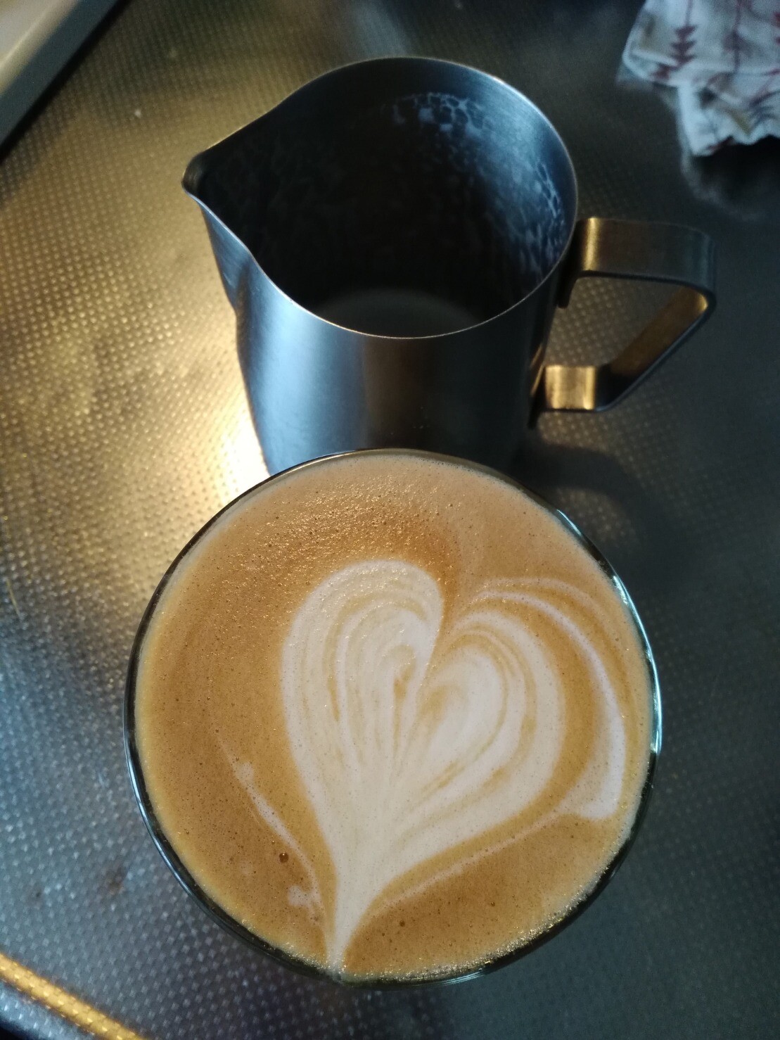 旅行好きで行く先々でカフェ巡りもするようになり、そこでコーヒーの虜となる。自身もカフェで働き、バリスタとして経験を積むと共に、店長なども努め経営のノウハウを学びました。現在も、個人経営のオーガニックイタリアンバルで、バリスタとして働いています。