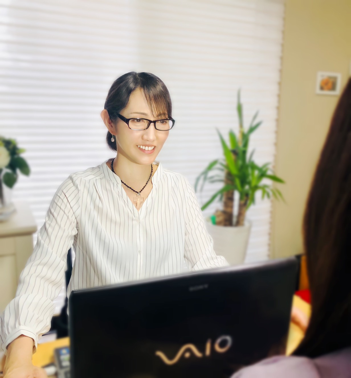 姓名判断を学び、新たに独学でさまざまな流派の姓名判断、手相、風水、四柱推命を学ぶ。<br />
鑑定をする上で人との関わりにおいて重要である心理学を内閣府特別機関であるメンタルケア学術学会、および日本メンタルヘルス協会にて学ぶ。<br />
本来の自分を知り、自分がどう行動すればよいか、迷いが晴れるのかを、占いとカウンセリング技法を通じ伝える。<br />
皆さまの運気を上げる占い師として活動しております。