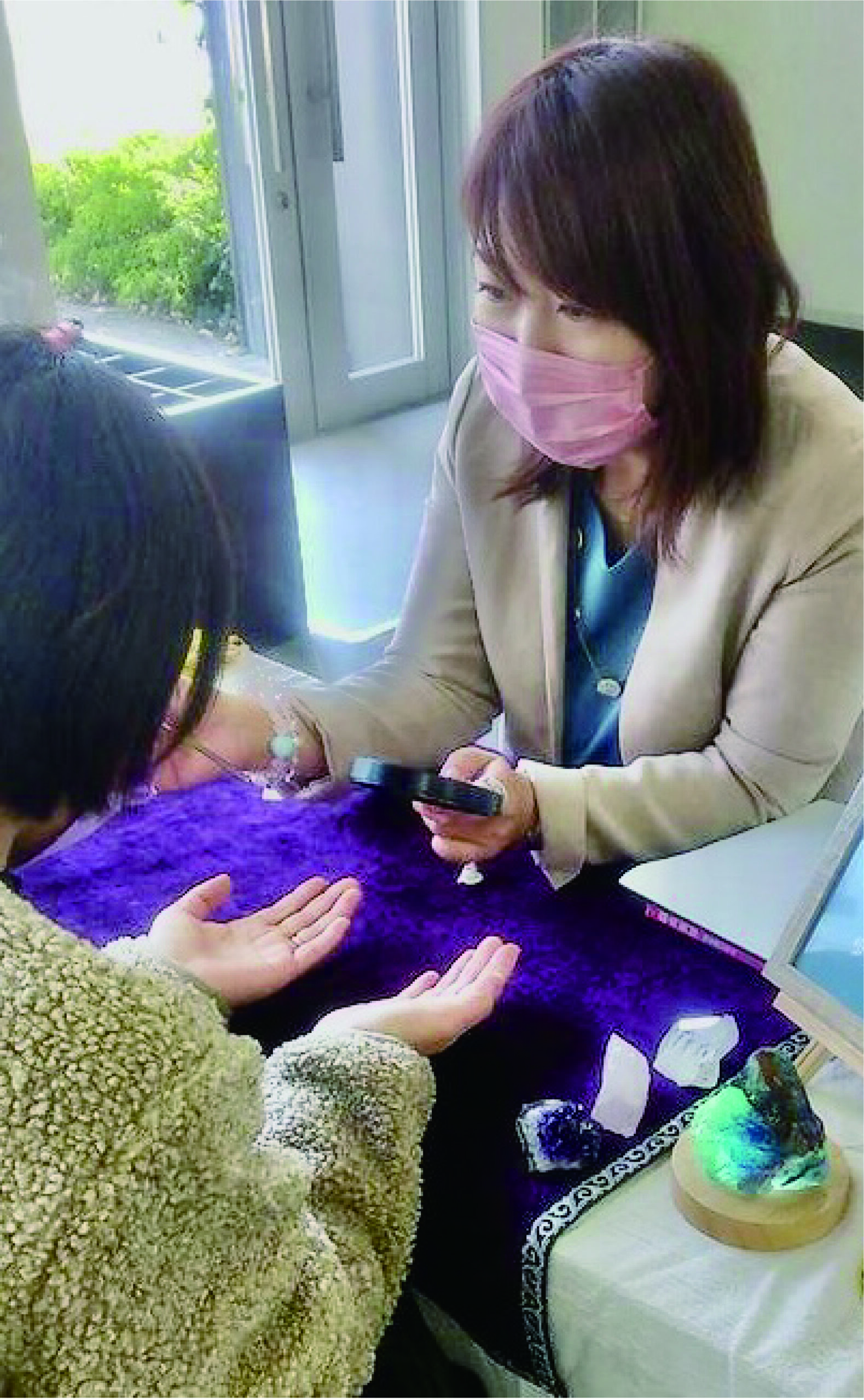 大手占い養成スクールで学び、系列店で１万人近くを鑑定。<br />
その後、占いサロンamo roomを開業。<br />
占いイベント等で算命学や手相の講師として講座を担当するほか、ラジオ番組にも多数出演。<br />
算命学の相性占いで友だち作りや恋活イベントの企画を手がける。<br />
個人鑑定のほか、企業鑑定の経験もあり、大手企業からの依頼も多い。<br />
安定の鑑定力と当たるとの評判で行列のできる算命学鑑定士。<br />
<br />
●Instagram<br />
・りあら弓華<br />
@riarayumika(https://www.instagram.com/riarayumika/)<br />
<br />
・占いサロン amo room<br />
@uranaiamoroom(https://www.instagram.com/uranaiamoroom/)