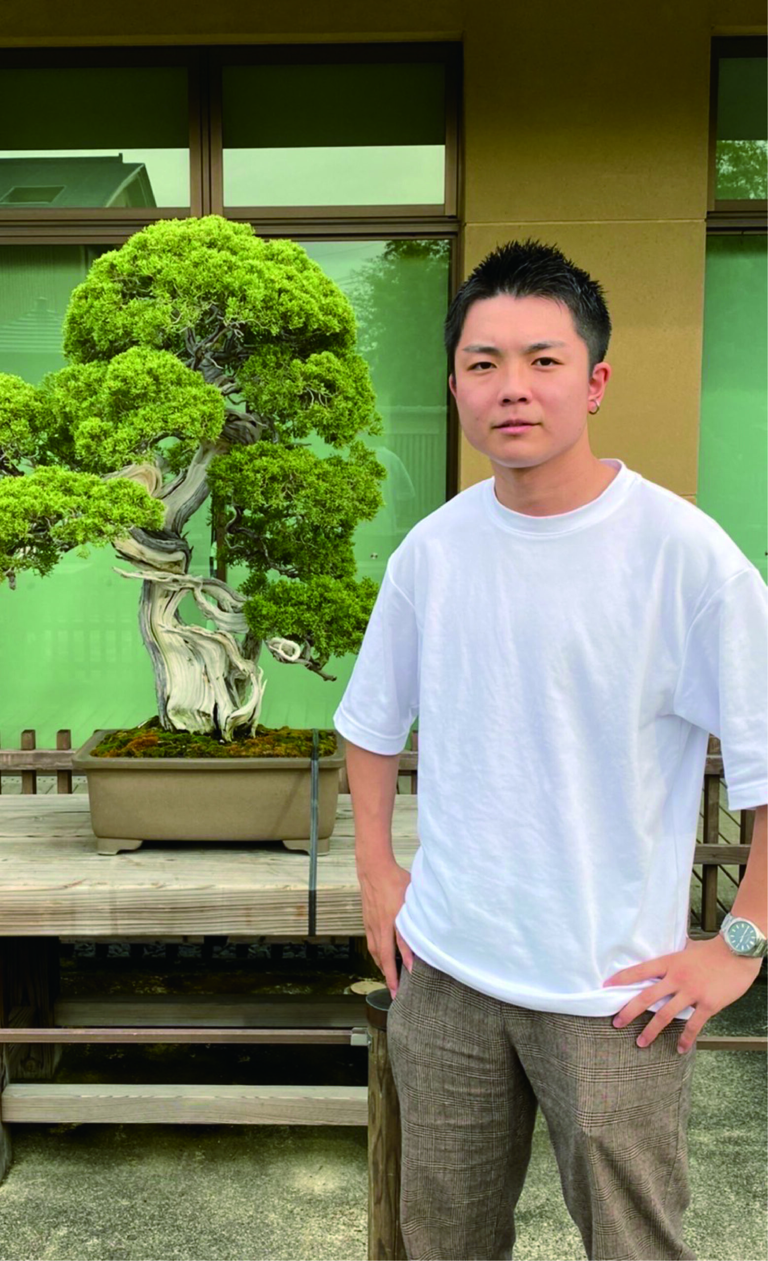 上京後、盆栽をきっかけに日本文化に興味を持つ。<br />
Instagramでの盆栽知識発信を経て、多種多様な日本文化の交流ができる場所を提供するために、2023年３月に日本文化交流コミュニティ【RASEN】を立ち上げ、現在参加者は20人ほど。<br />
Discordを使用したチャットでの交流、オンライン・オフラインでの交流会の開催、オンラインで盆栽展を行う「盆螺展」など独自コンテンツを展開し、「日本文化の横の繋がりを創る」をMISSIONに活動を行っている。<br />
<br />
●Instagram<br />
@tokushi_rasen_jcc(https://instagram.com/tokushi_rasen_jcc)<br />
<br />
●【RASEN】公式ホームページ<br />
https://rasen001.wixsite.com/my-site